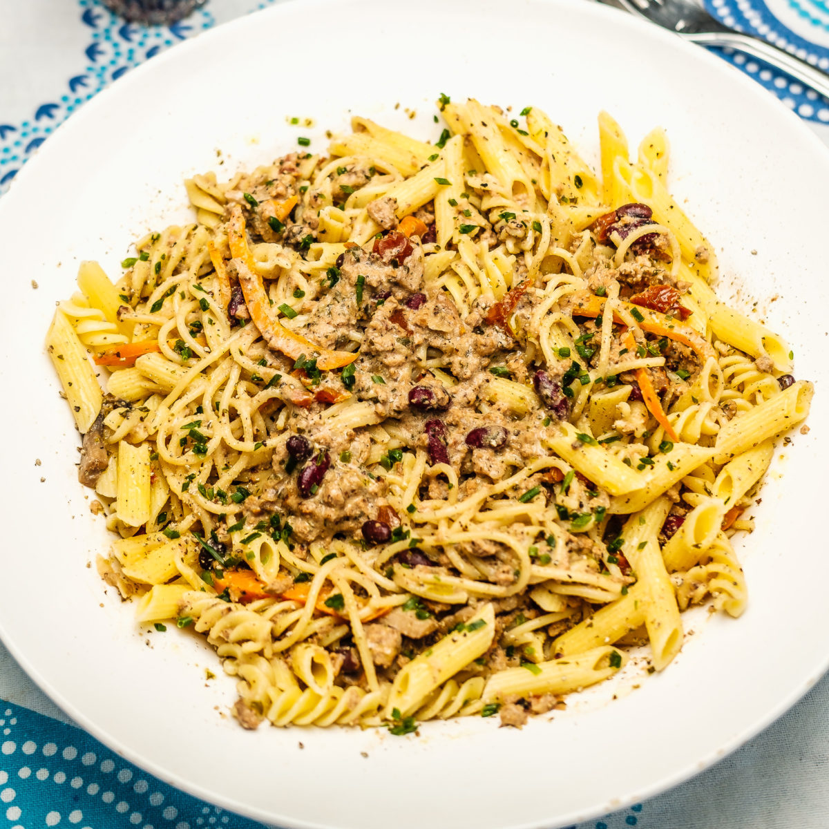 Pasta mit Sojahackfleisch, Pilzen und Paprika in einer Cashew-Haselnuss-Crème