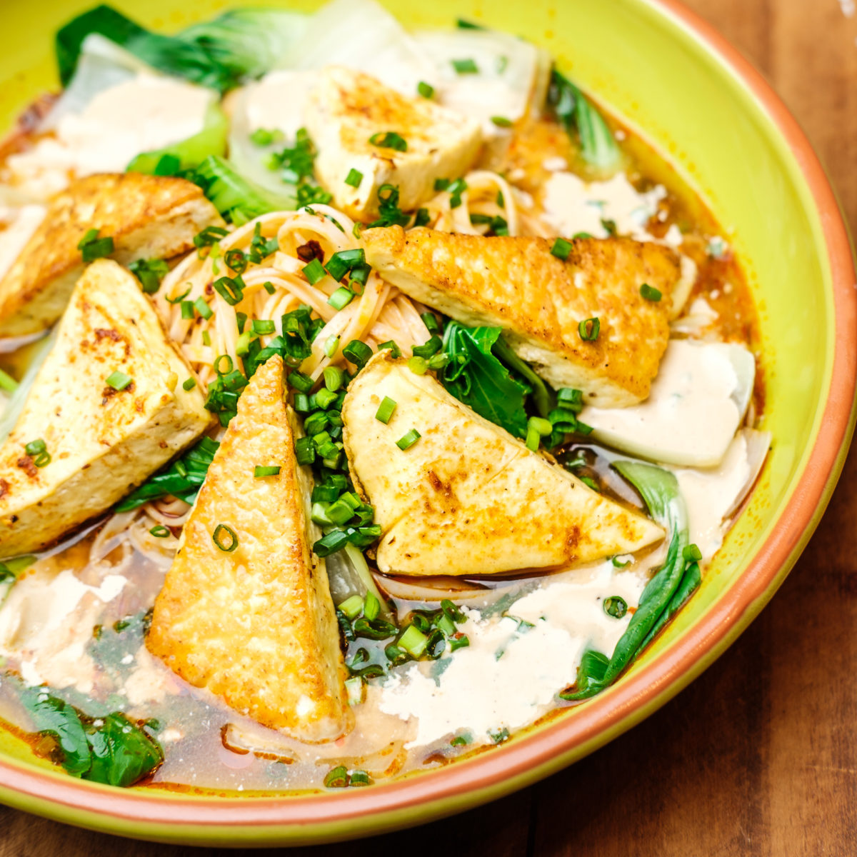 Gebratener Tofu mit Reisnudeln, Pakchoi in Sesamsauce