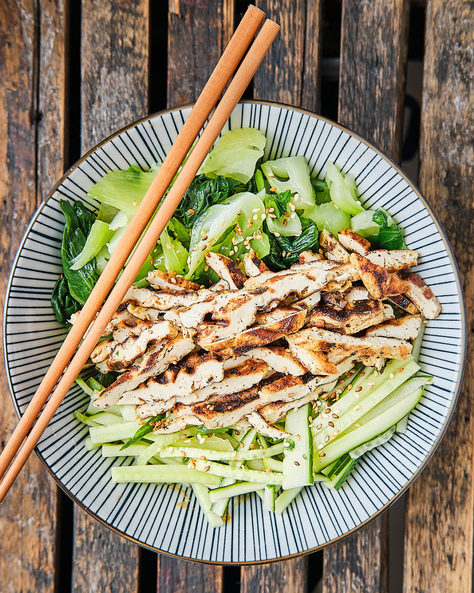 Salatbowl mit Pakchoi, gegrilltem Tofu und Gurke in einer köstlichen Sesamsoße